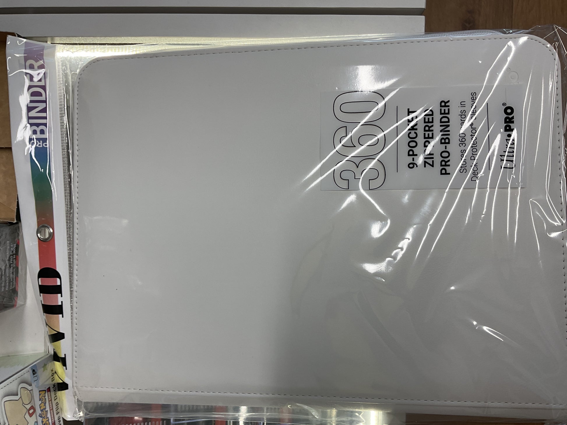 Ultra PRO Zippered Binder Vivid White (9-Pocket) - prückner.de